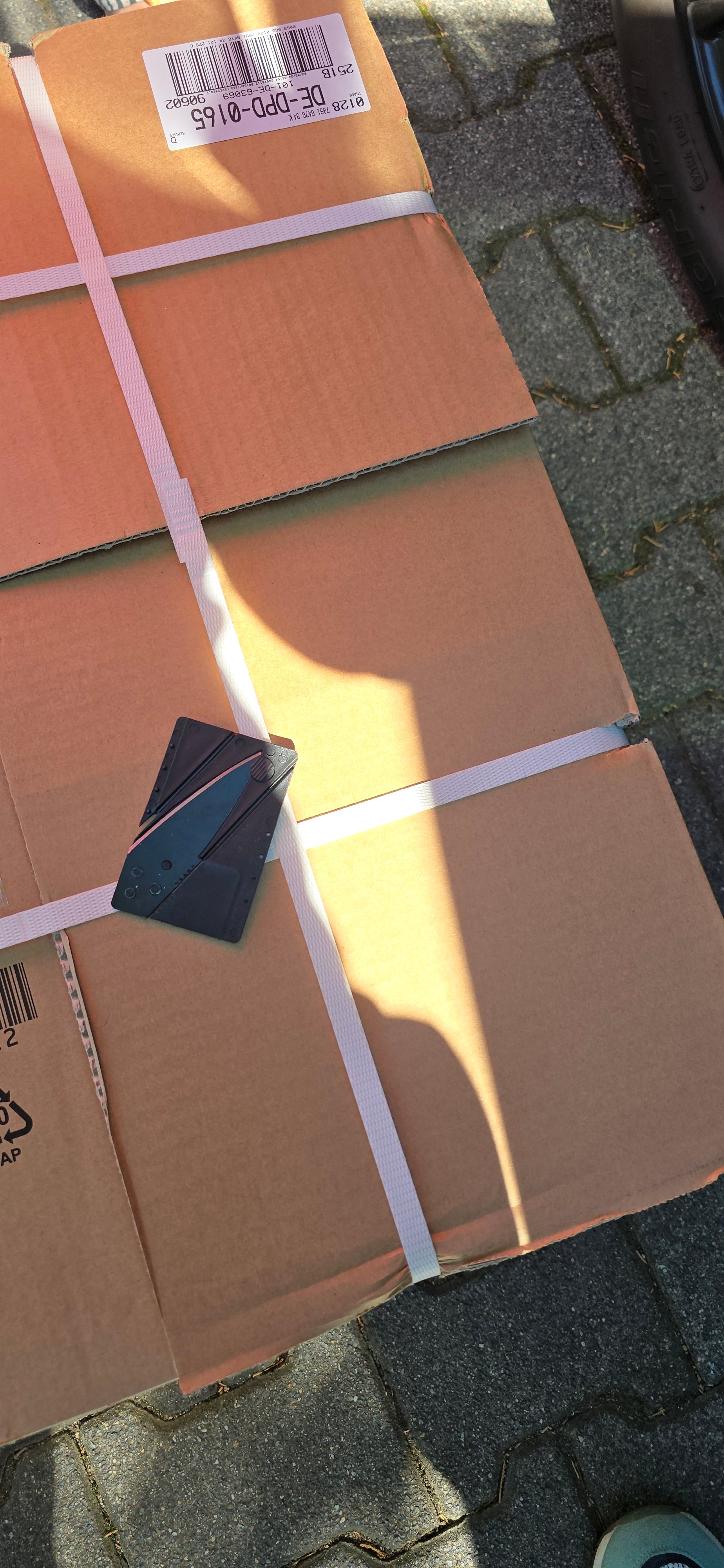 Scheckkartenmesser für das Entfernen von Stickern-Aufklebern und vieles mehr.