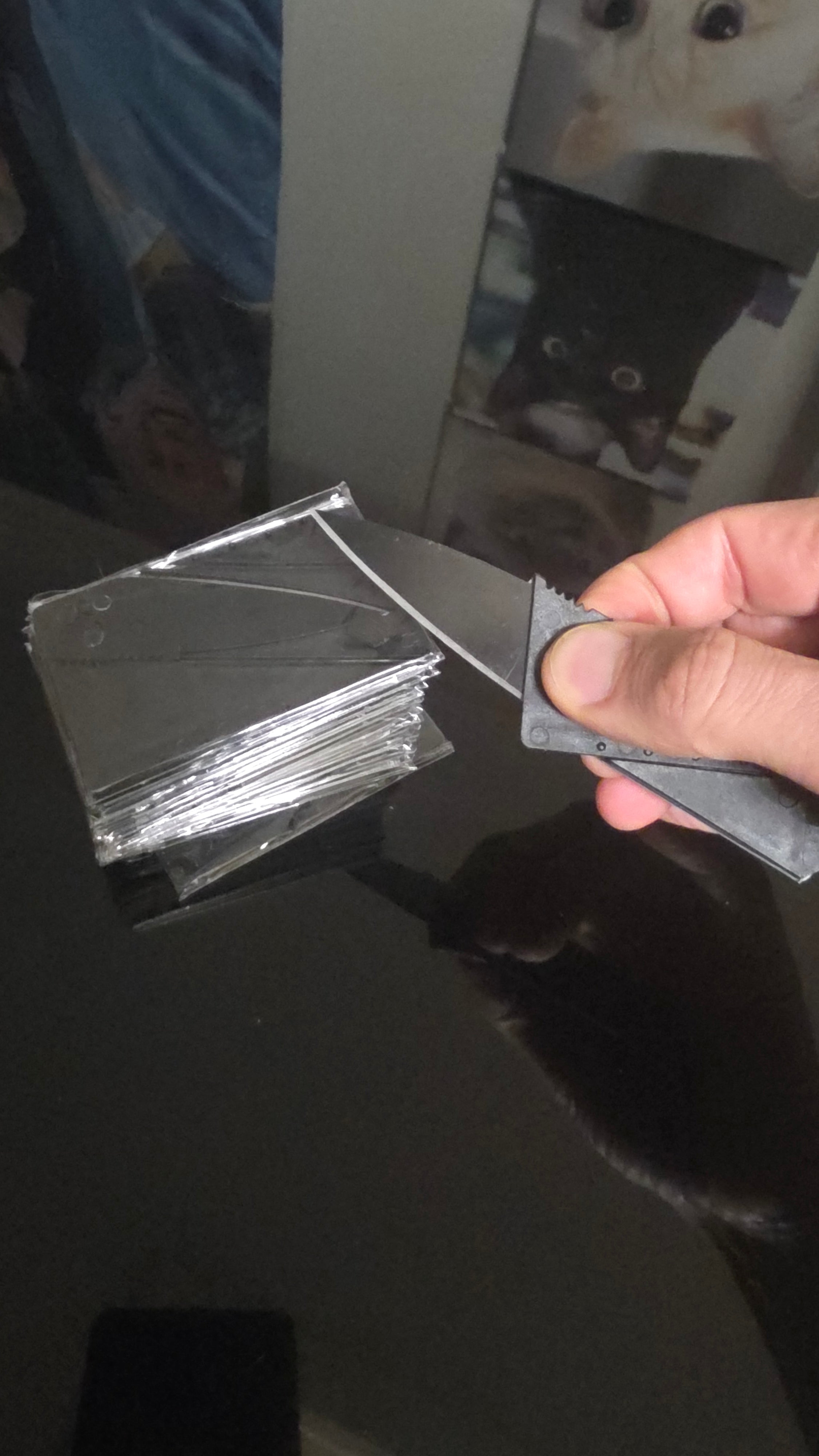 Scheckkartenmesser für das Entfernen von Stickern-Aufklebern und vieles mehr.