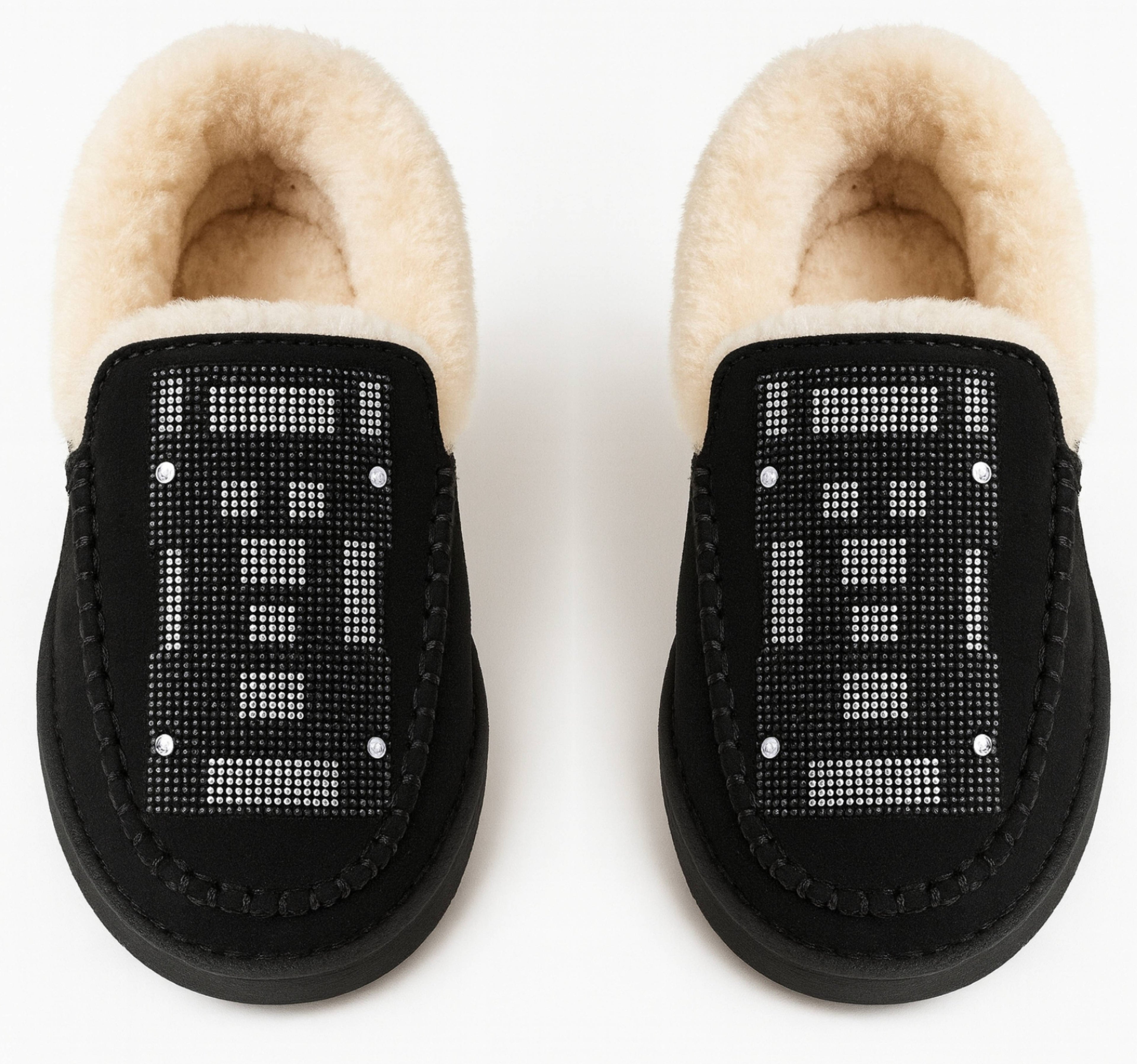 Hausschuhe mit Fußplattenmotiv aus über 1000 Kristallen.