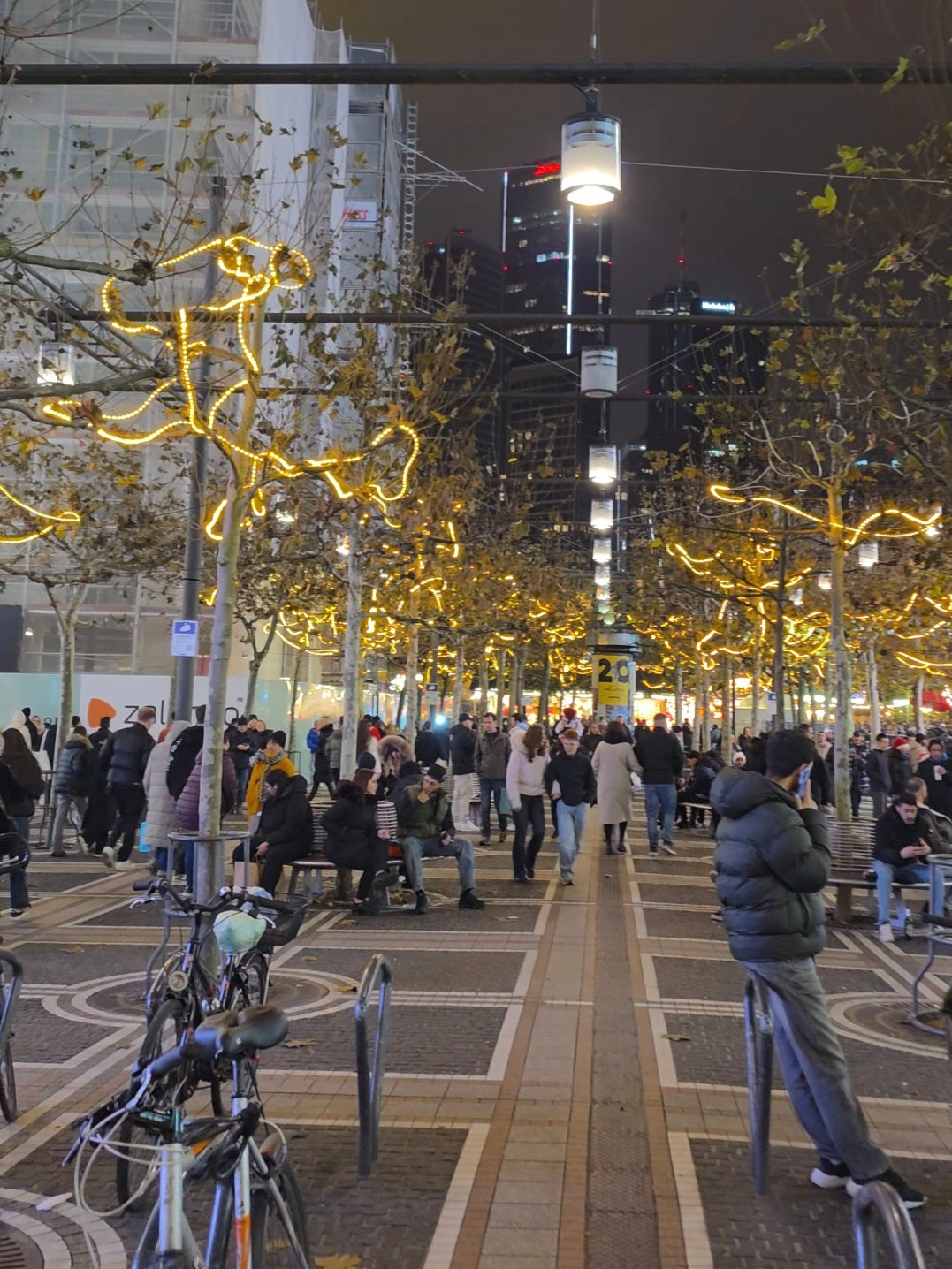 Rubberlights warm-weiß, 9 Meter. Inspiriert von der Weihnachtsmagie der Frankfurter Zeil.